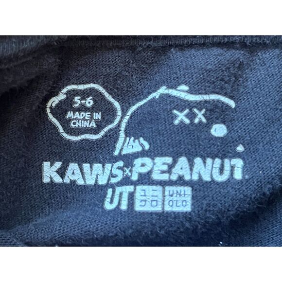 Kaws x Peanuts x Uniqlo Black Snoopy T Shirt Tee Top   Kids Size 5-6 years - Picture 3 of 8